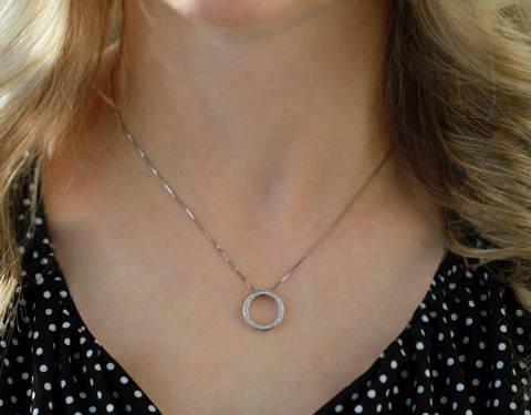 10kt White Gold 0.25cttw Diamond Circle Pendant