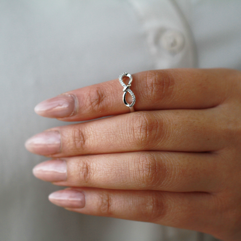 10kt White Gold Diamond Infinity Knot Ring